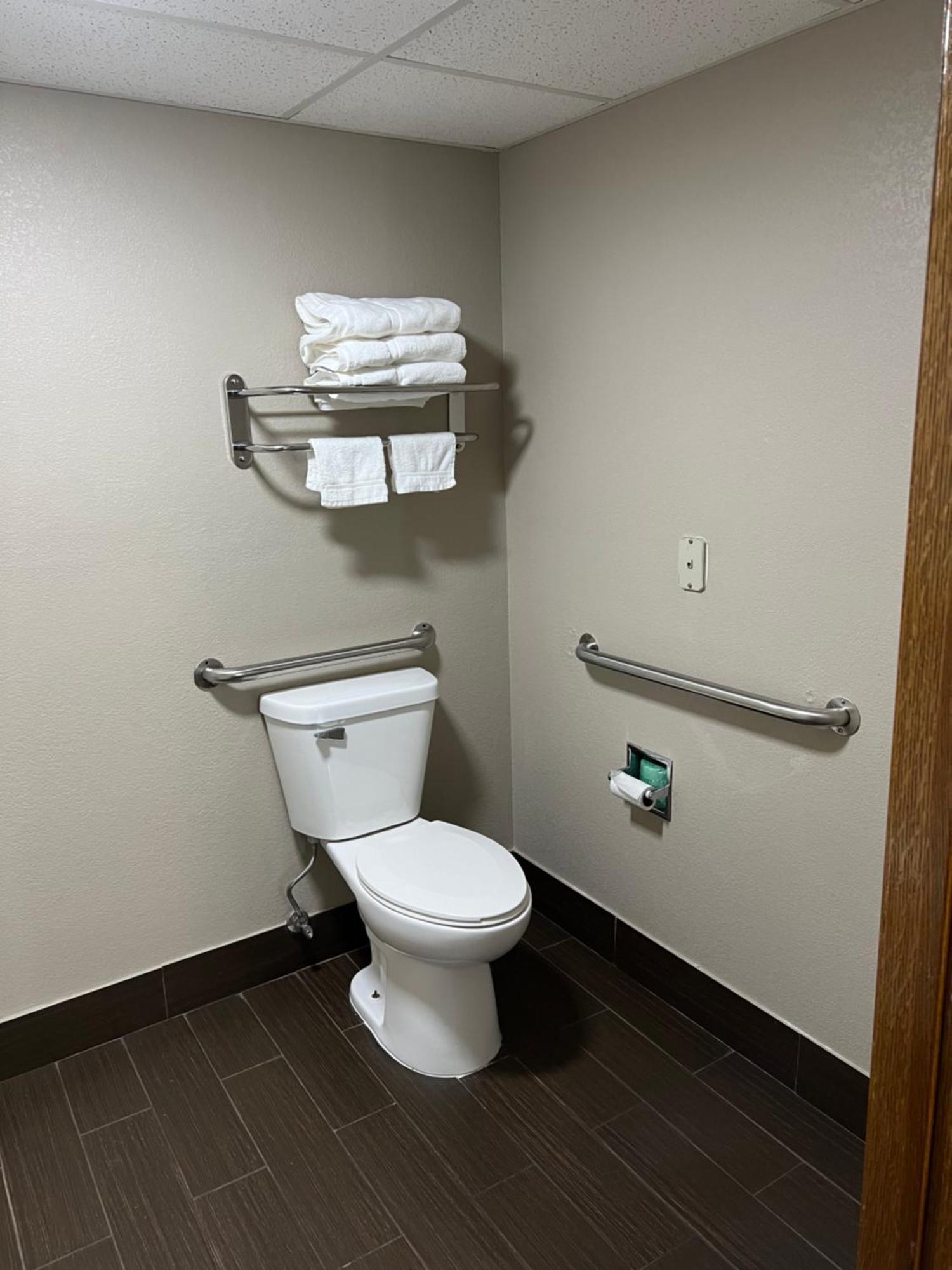 Westbridge Inn And Suites Centerville エクステリア 写真